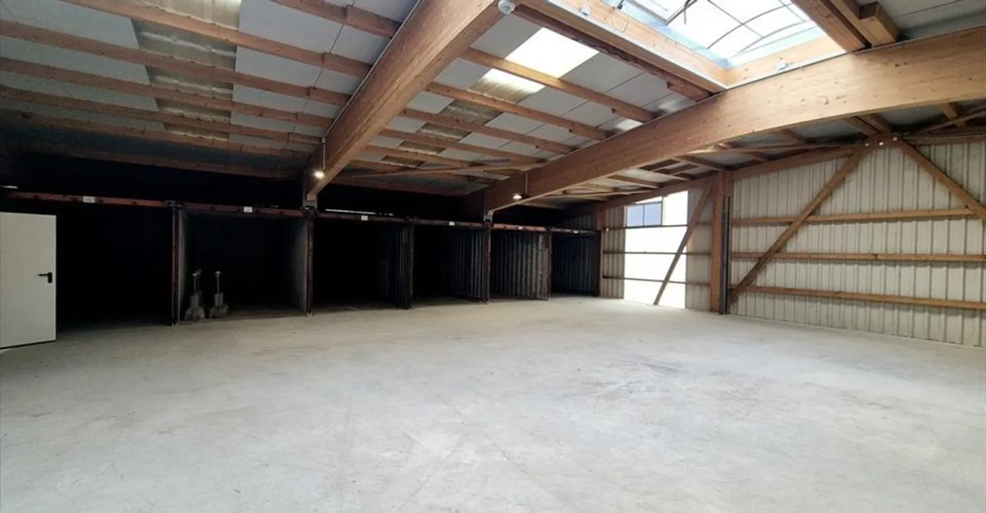 Mixed-use building for rent - Photo 3 of 5