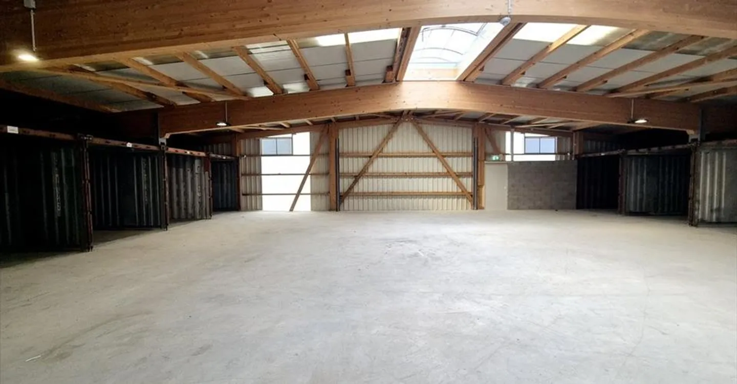 Mixed-use building for rent - Photo 4 of 5