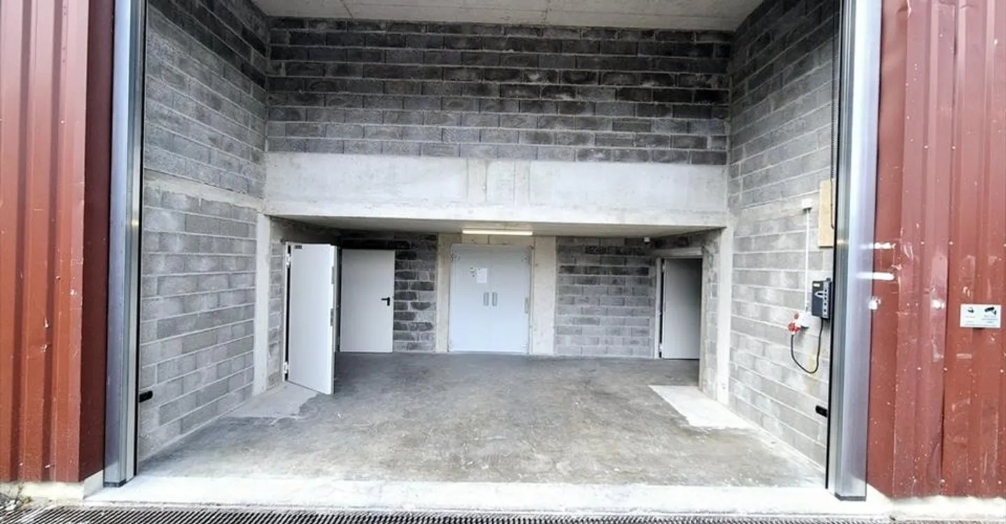 Mixed-use building for rent - Photo 2 of 5