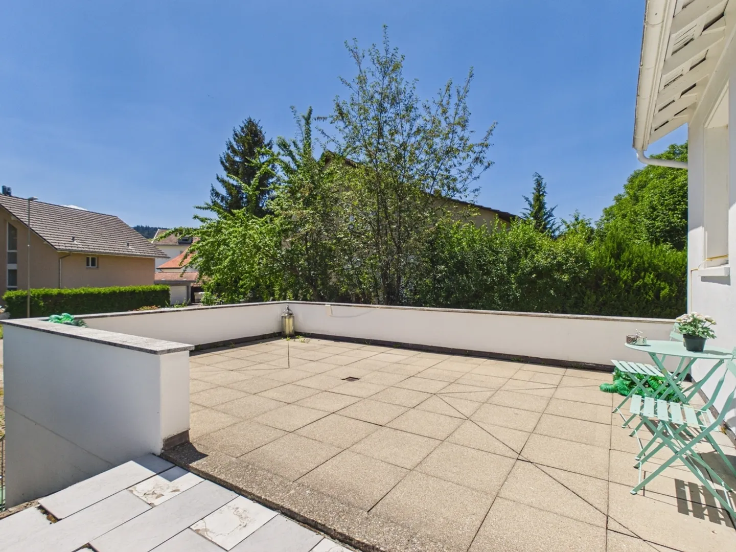 Ampio terreno, cucina moderna e garage privato vicino alla stazione - Foto 8 di 13