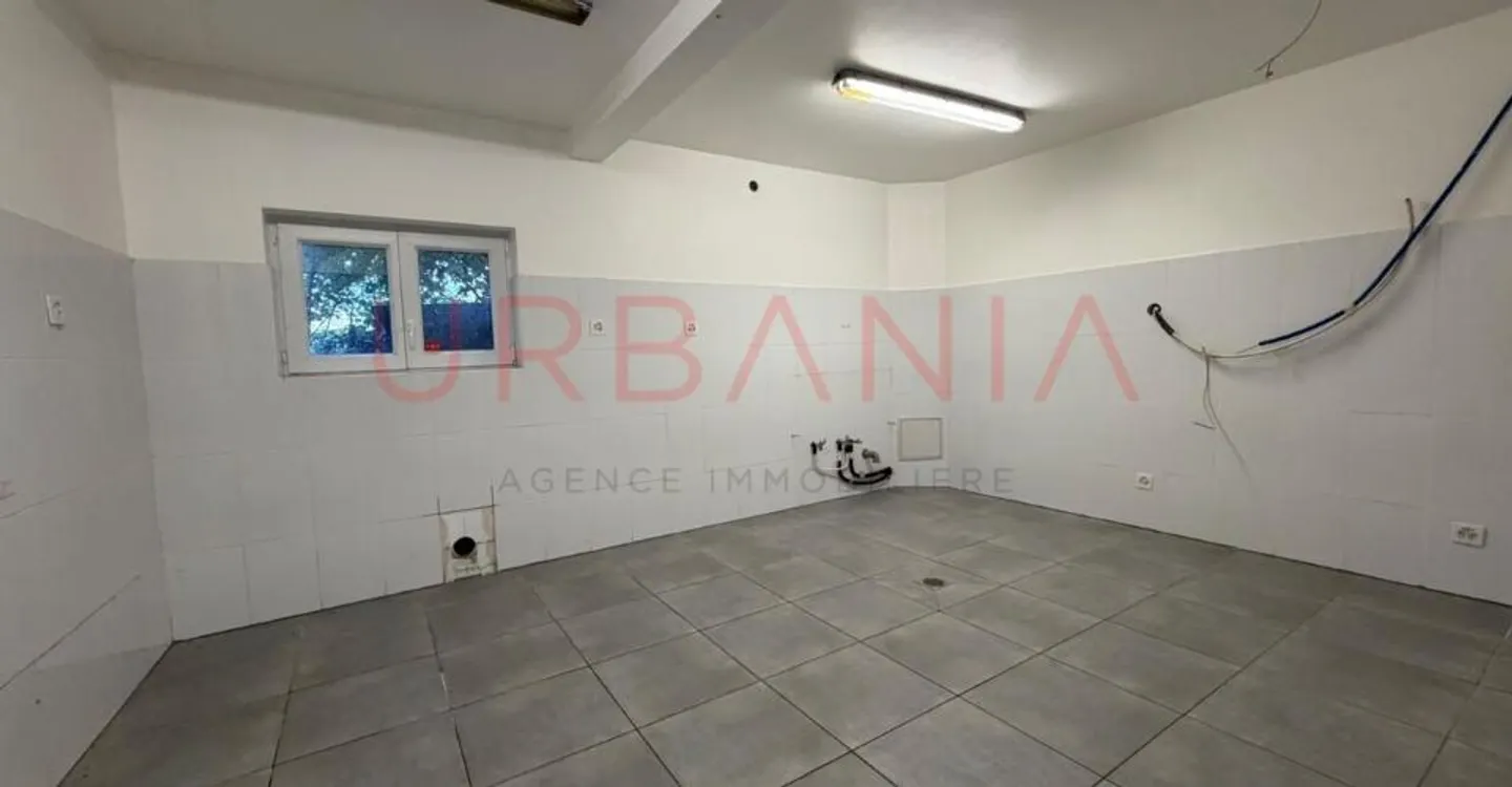 Haus zu renovieren mit großem Potenzial - Foto 2 von 8