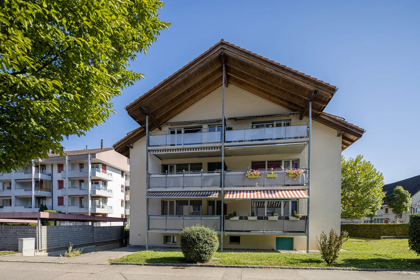 Modern multi-family house with parking garage in Wangen b. Olten - Photo 2 of 20