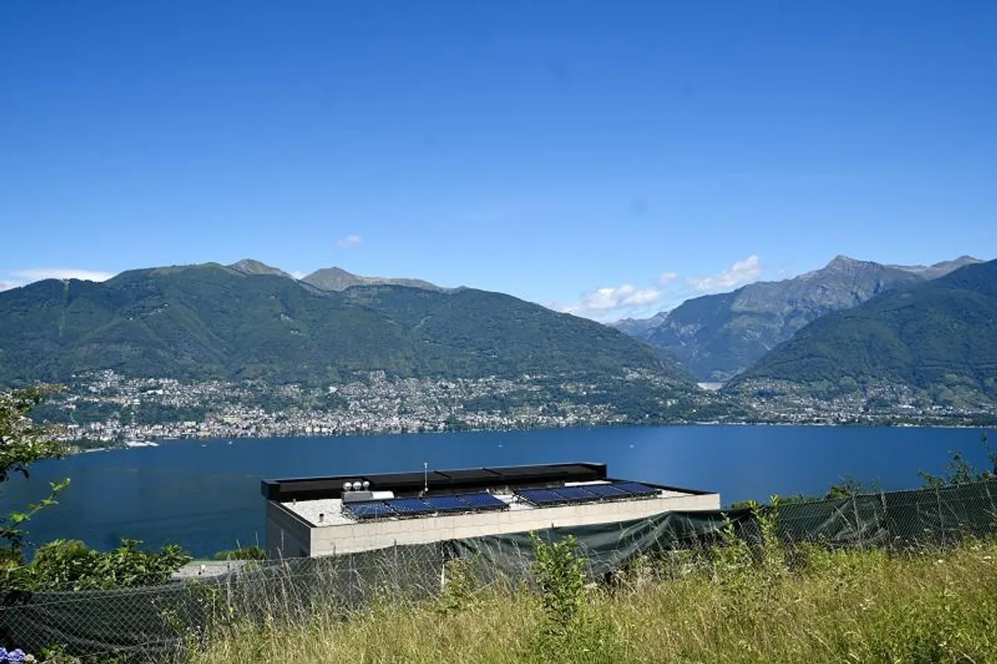 Terrain constructible avec vue panoramique magnifique sur le lac - Photo 1 sur 17