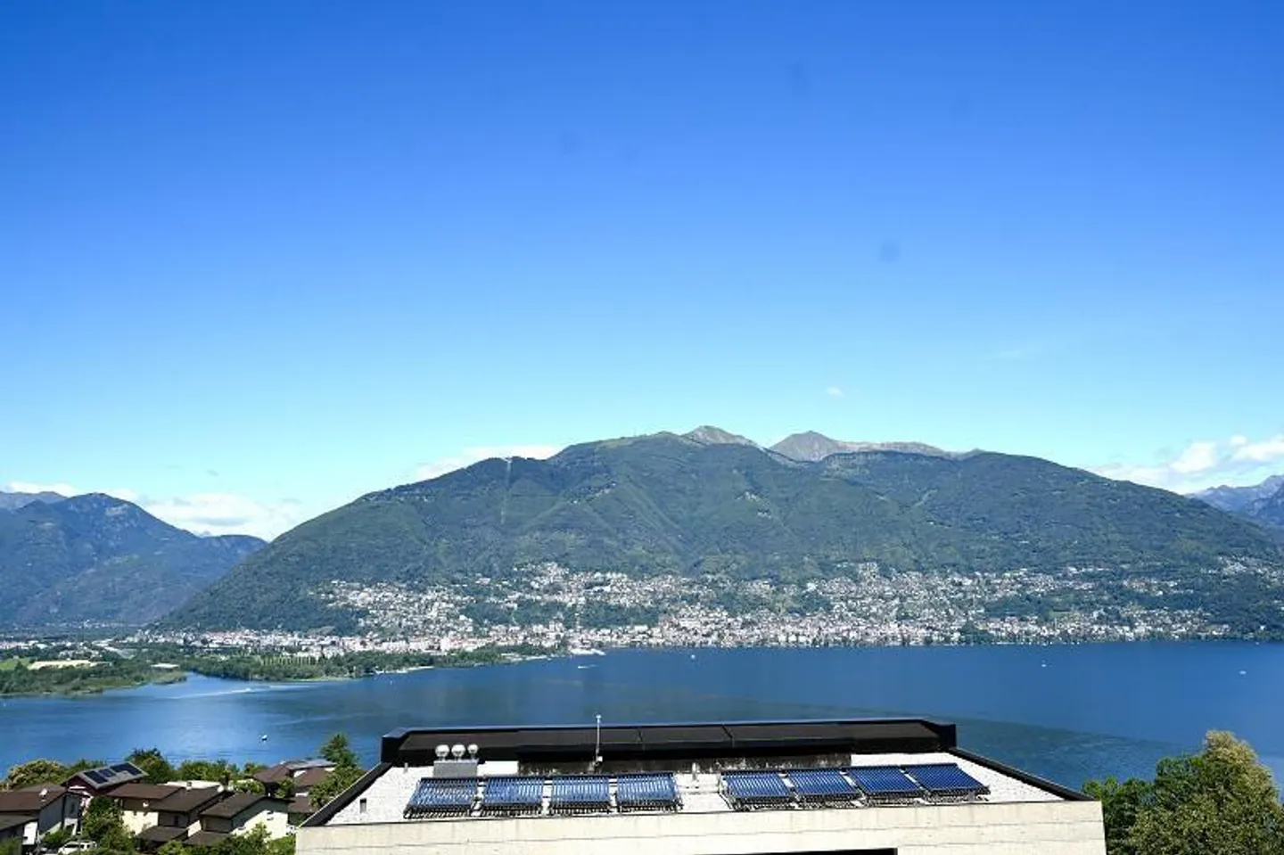 Terrain constructible avec vue panoramique magnifique sur le lac - Photo 2 sur 17