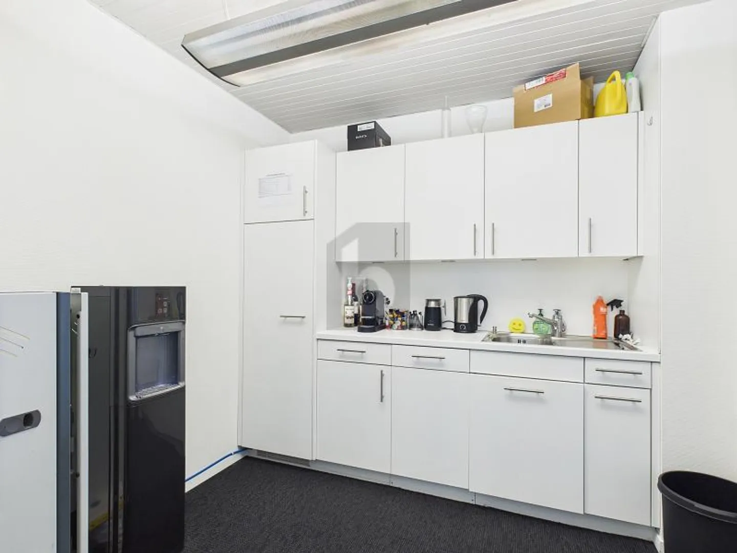 PLENTY OF SPACE IN ABSOLUTELY CENTRAL LOCATION - Photo 5 of 6