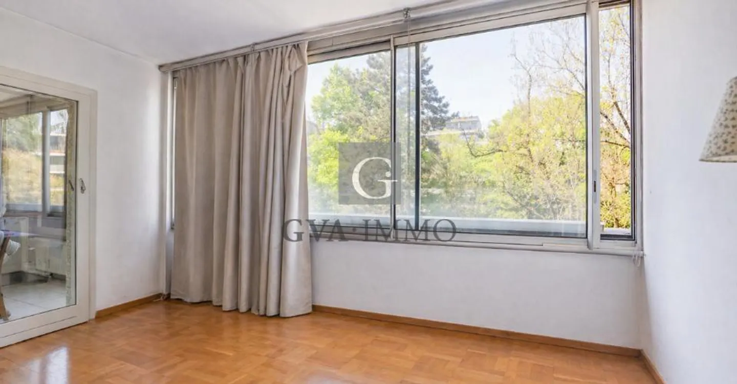 Elegant 2.5 rooms with loggia and swimming pool in Chêne-Bougeries - Photo 2 of 11