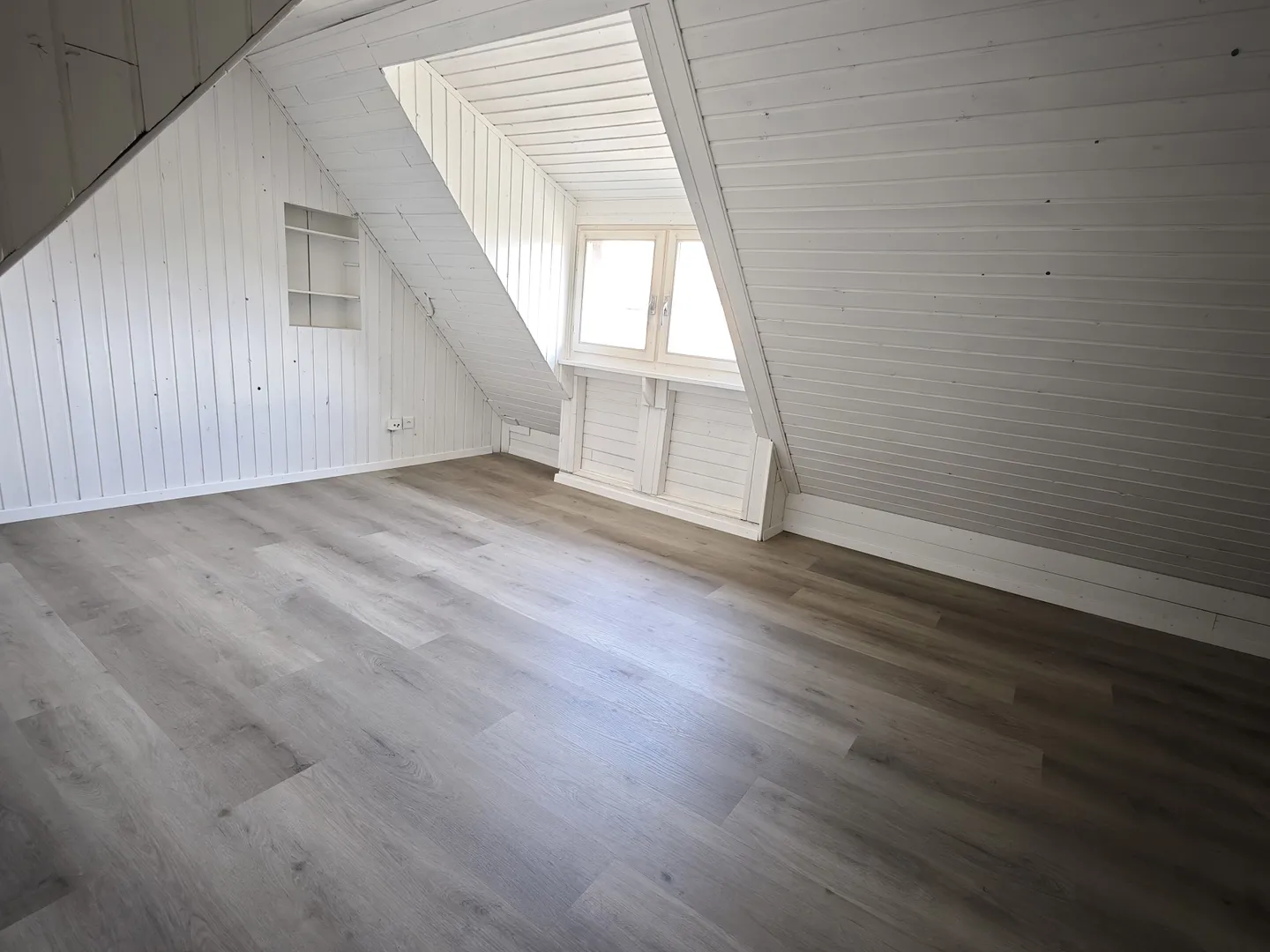 Appartement sous les combles fraîchement rénové de 4,5 pièces avec charme et style - Photo 4 sur 8