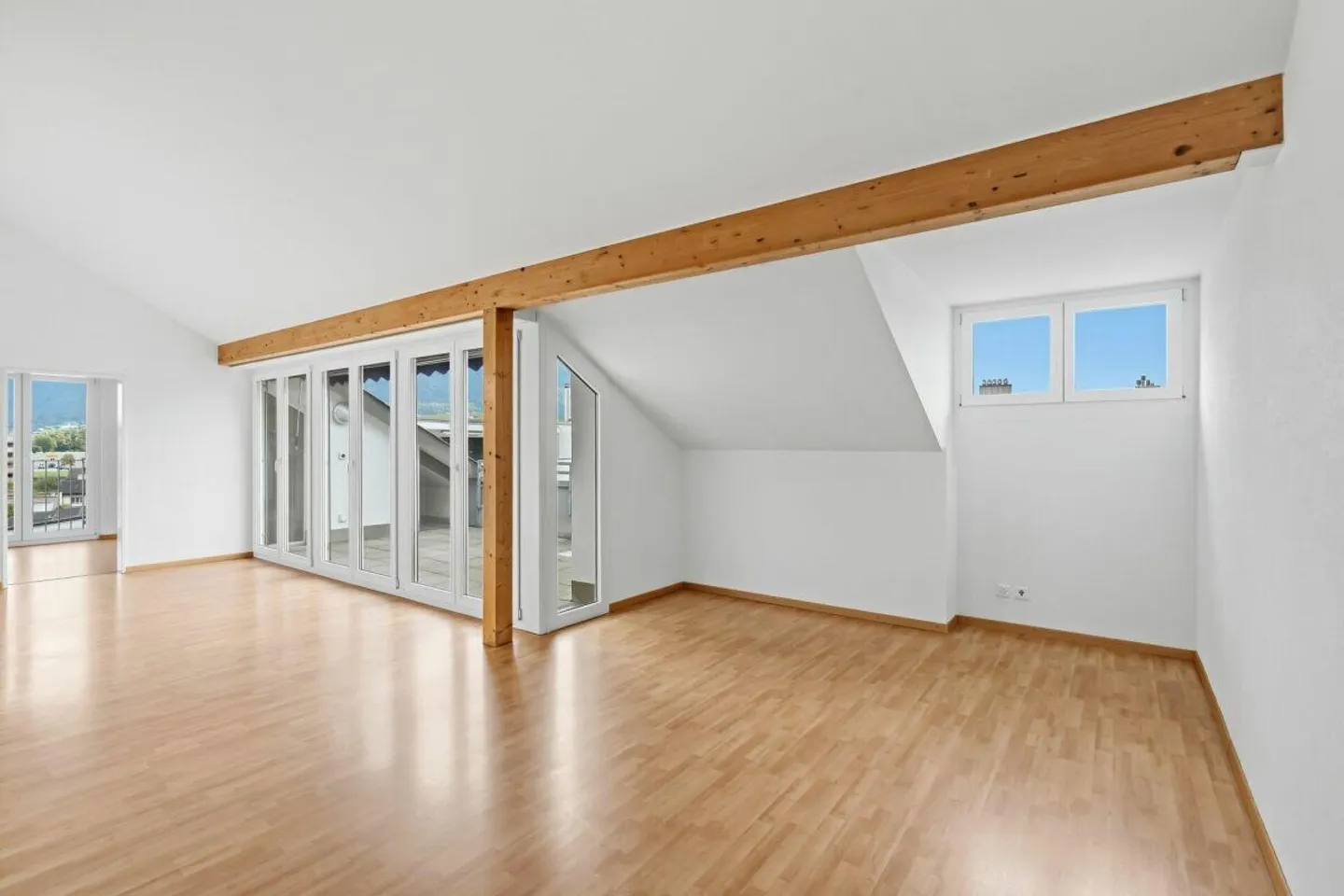 Appartement penthouse lumineux de 3,5 pièces avec terrasse et vue panoramique - Photo 3 sur 15