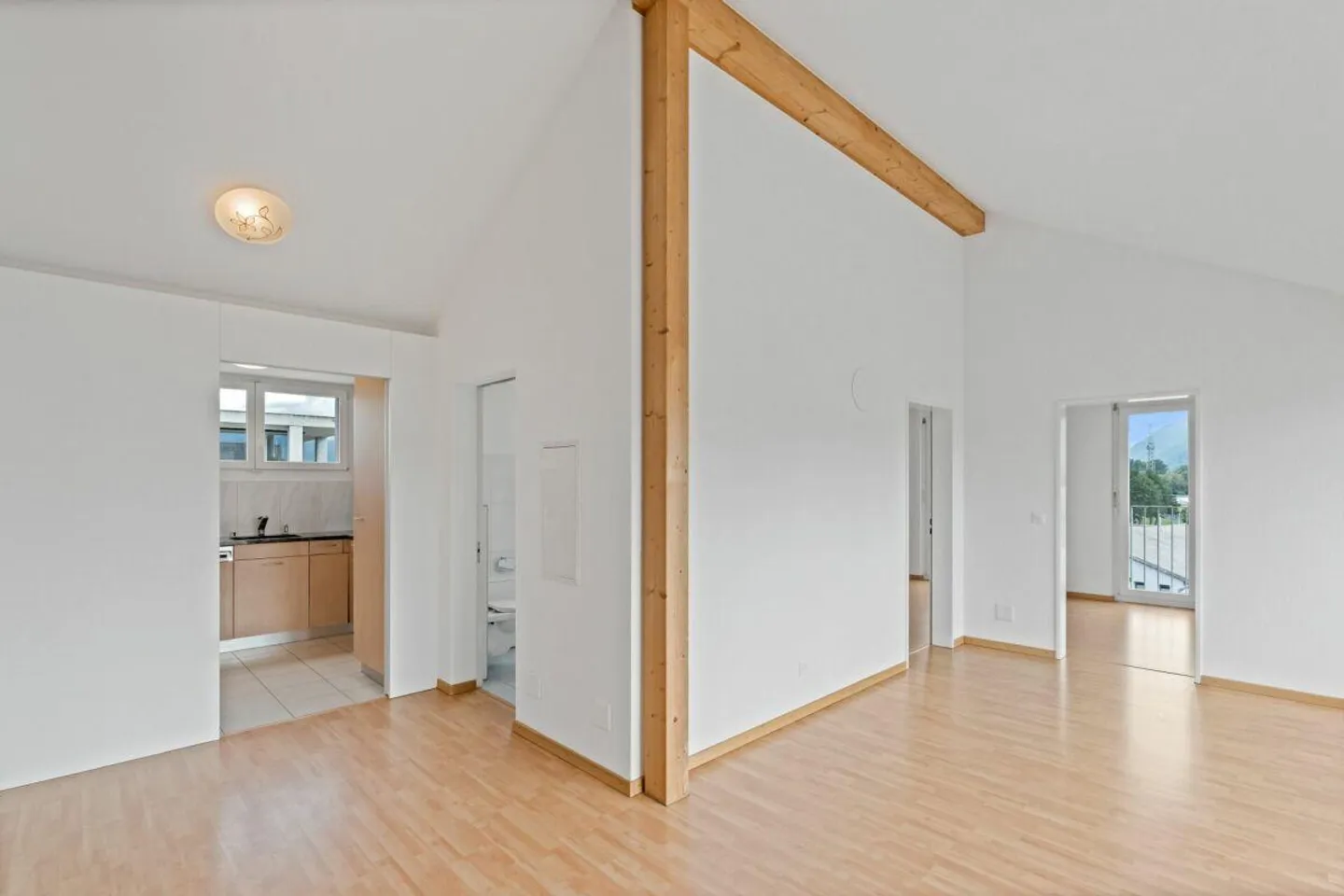 Appartement penthouse lumineux de 3,5 pièces avec terrasse et vue panoramique - Photo 4 sur 15
