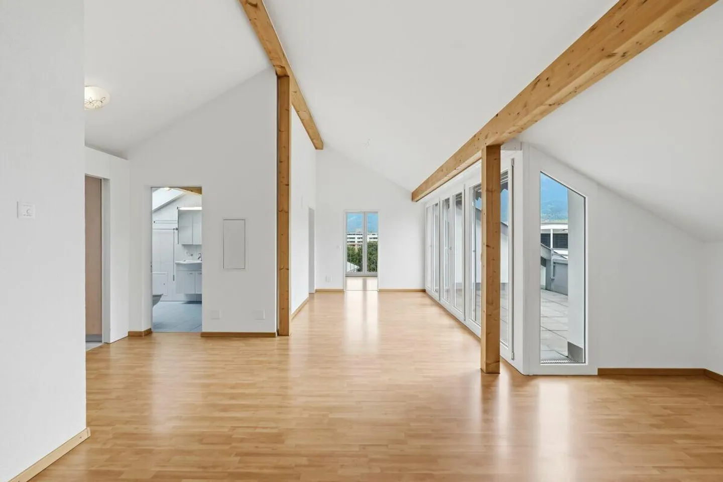 Appartement penthouse lumineux de 3,5 pièces avec terrasse et vue panoramique - Photo 1 sur 15