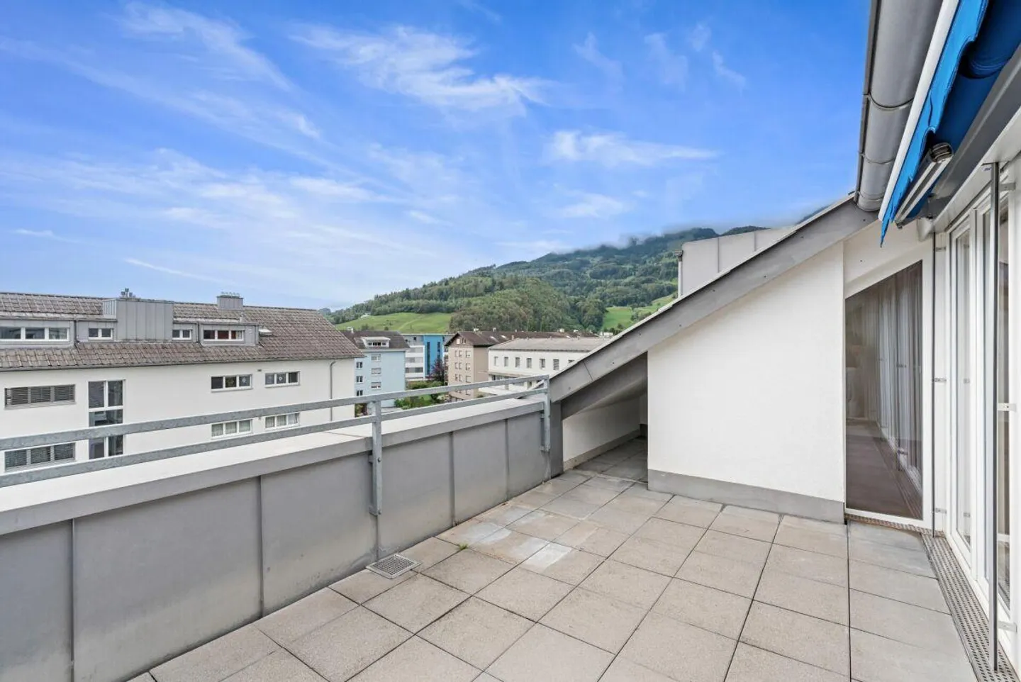 Appartement penthouse lumineux de 3,5 pièces avec terrasse et vue panoramique - Photo 2 sur 15