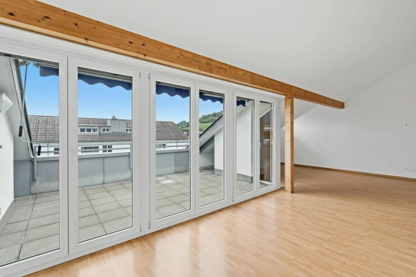 Appartement penthouse lumineux de 3,5 pièces avec terrasse et vue panoramique - Photo 9 sur 15