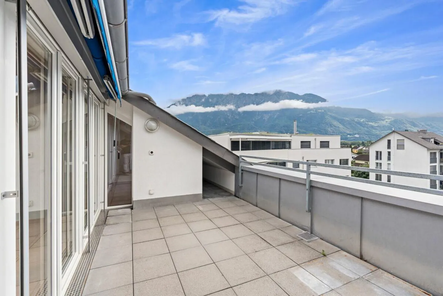 Appartement penthouse lumineux de 3,5 pièces avec terrasse et vue panoramique - Photo 12 sur 15
