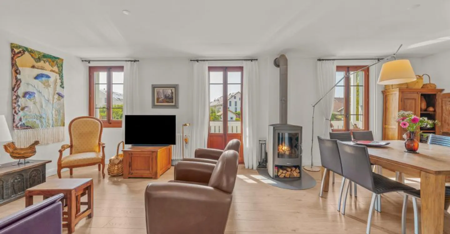 CHARMING DUPLEX WITH PRIVATE GARDEN, 5 MINUTES FROM MORGES - Photo 3 of 7