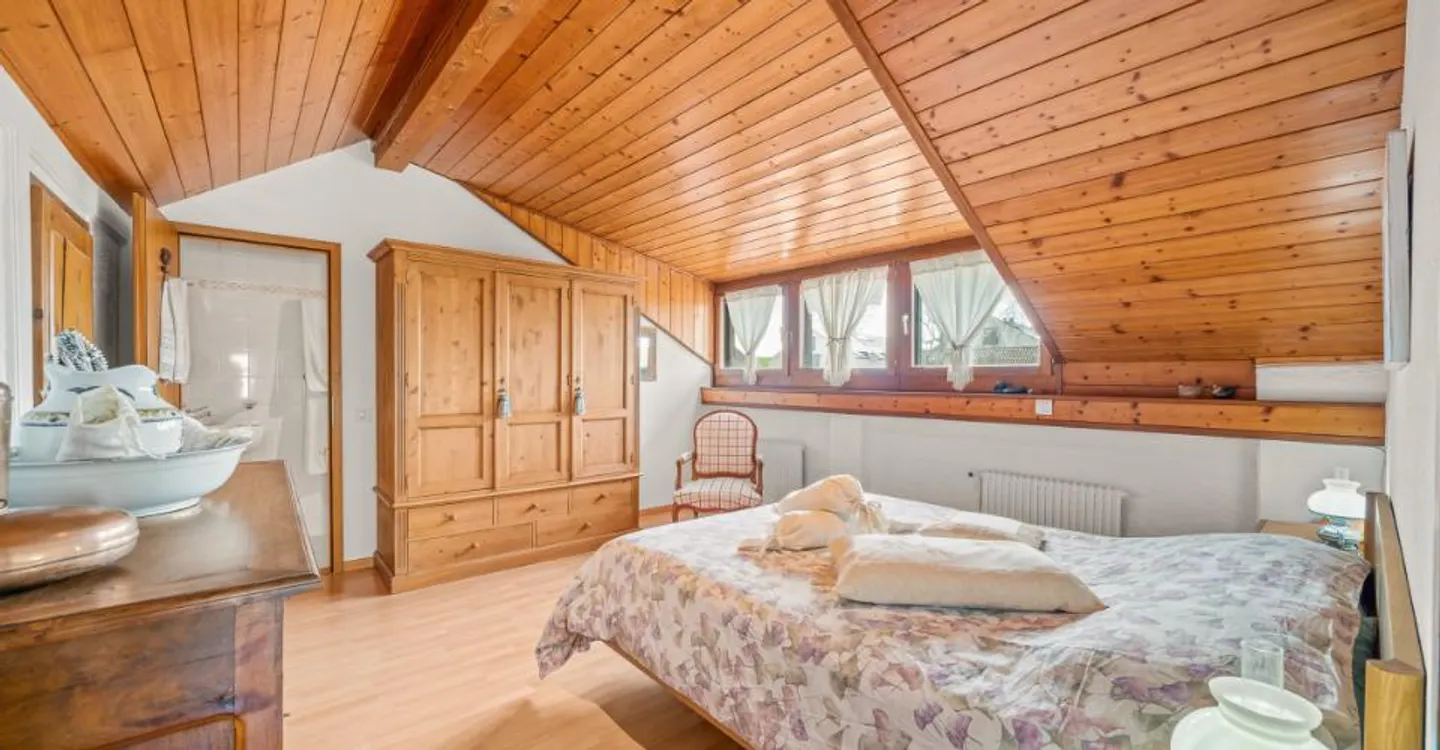 CHARMING DUPLEX WITH PRIVATE GARDEN, 5 MINUTES FROM MORGES - Photo 6 of 7