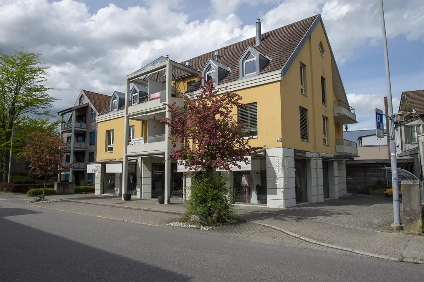 Bright 4.5-room apartment in a central location with a new kitchen! - Photo 1 of 7