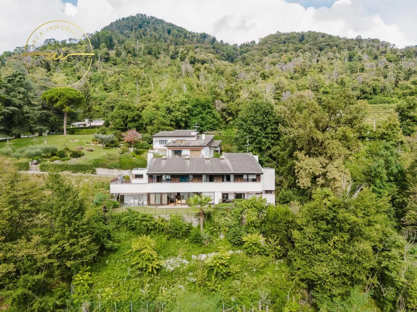 PRESTIGIOSA VILLA CON VISTA PANORAMICA A MORBIO - Foto 2 di 13