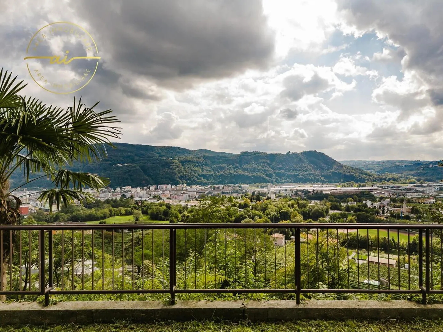 PRESTIGIOSA VILLA CON VISTA PANORAMICA A MORBIO - Foto 6 di 13
