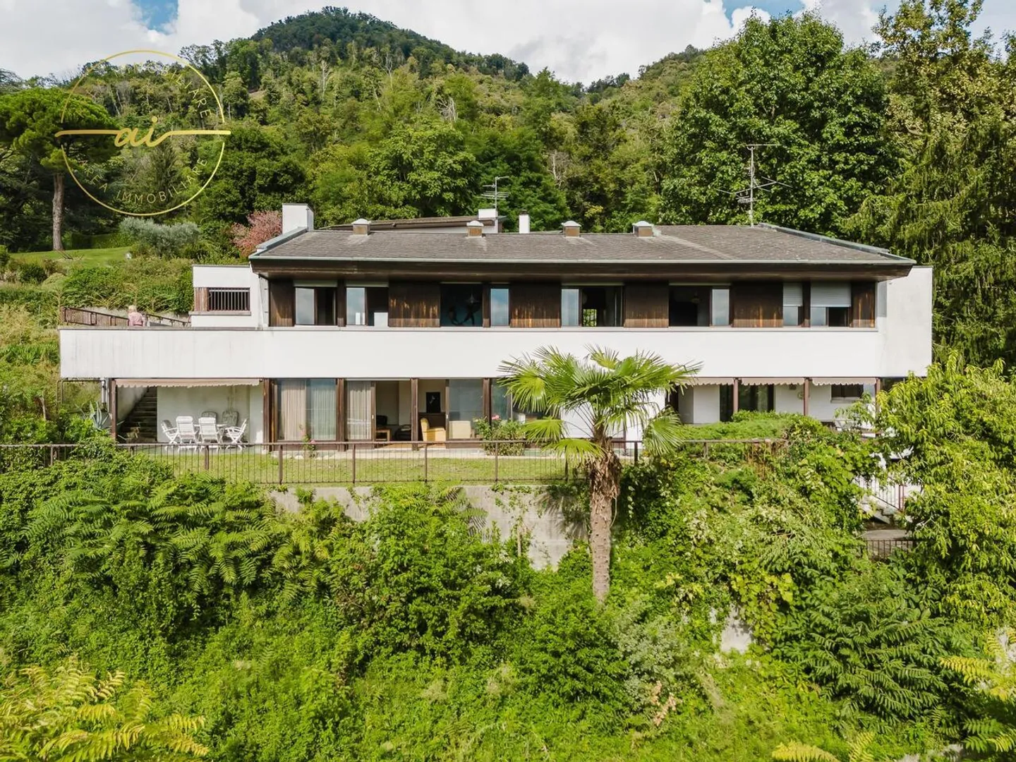 PRESTIGIOSA VILLA CON VISTA PANORAMICA A MORBIO - Foto 1 di 13