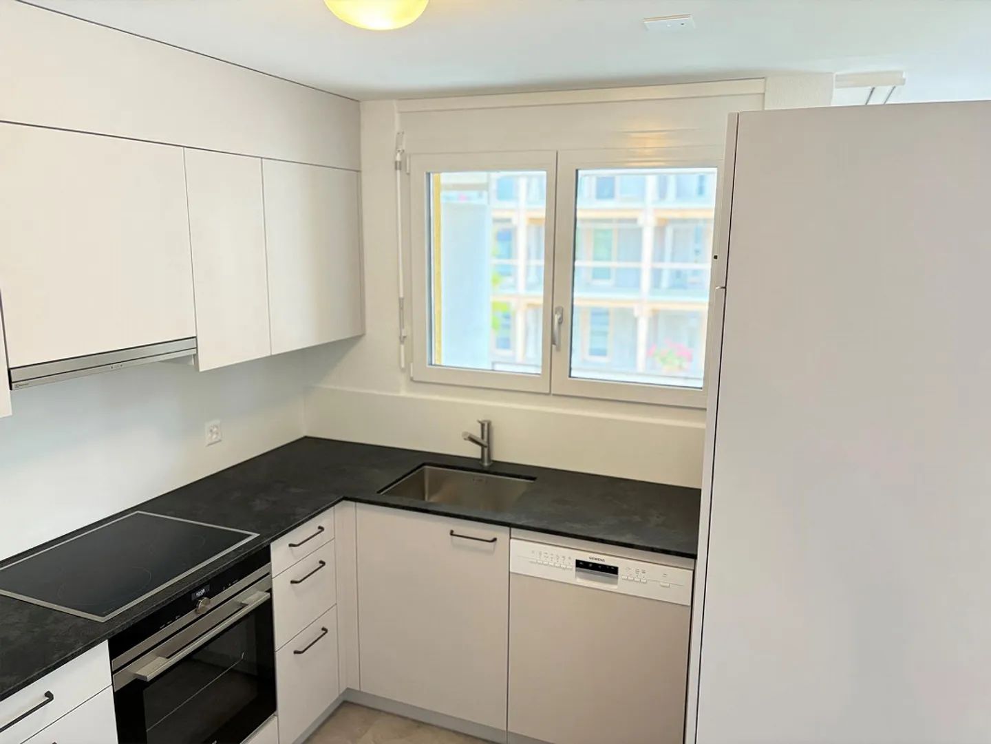 Bright 4.5-room apartment in a central location with a new kitchen! - Photo 3 of 7