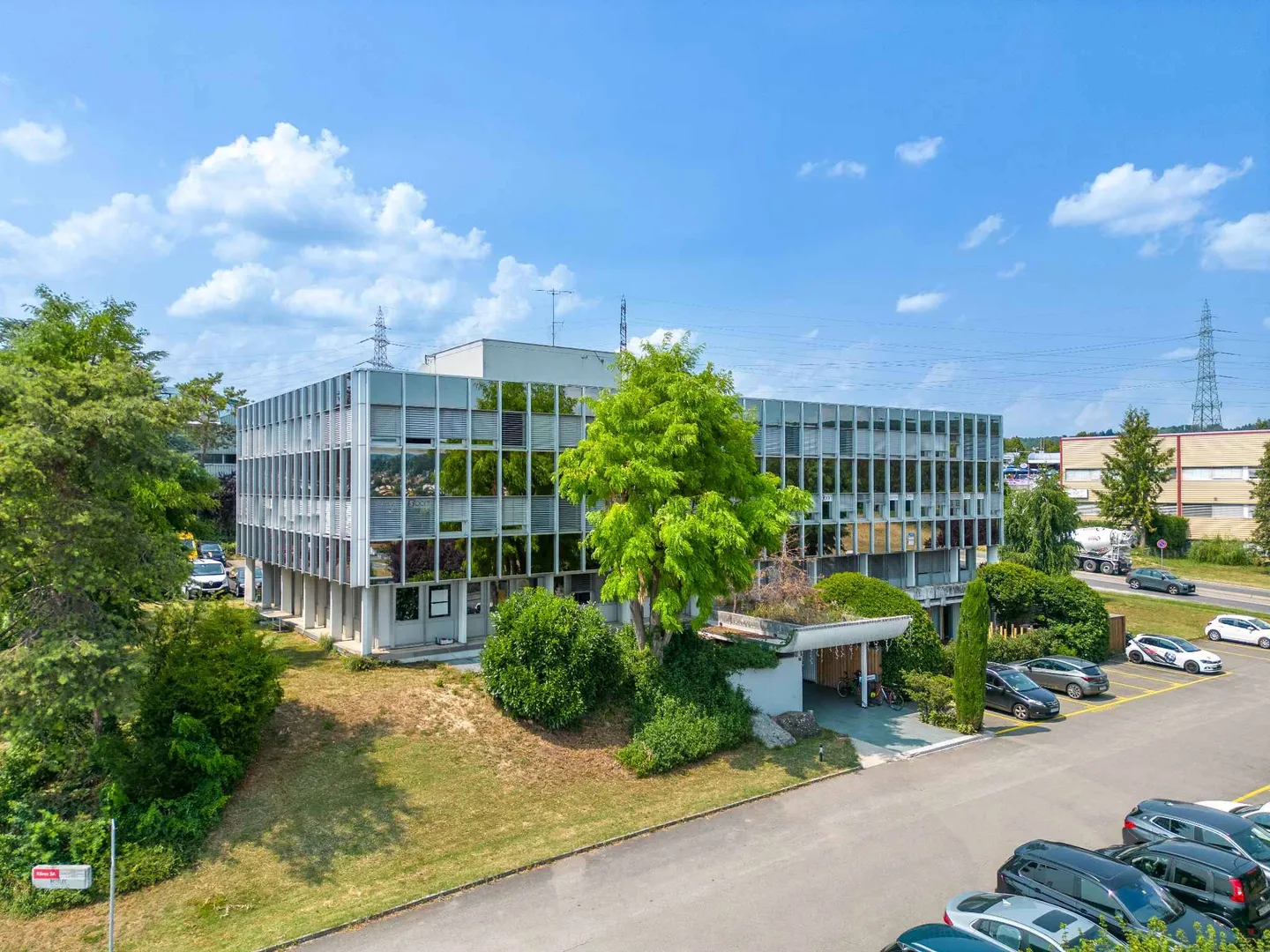 Vicino all'autostrada con parcheggi e spazi commerciali a partire da 40 m² - Foto 1 di 5