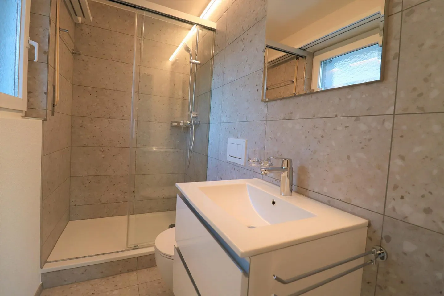 Helle, moderne 3.5-Zimmerwohnung in Kriens - Foto 3 von 12