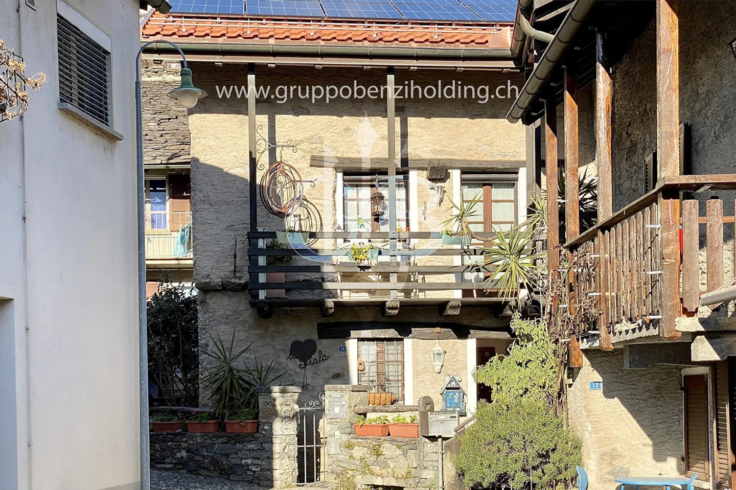 Bright charming house in Gordola in a residential context. - Photo 1 of 19