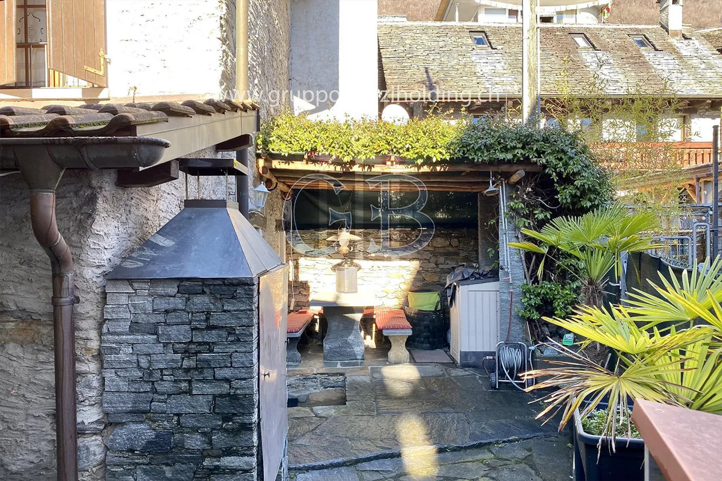 Bright charming house in Gordola in a residential context. - Photo 2 of 19