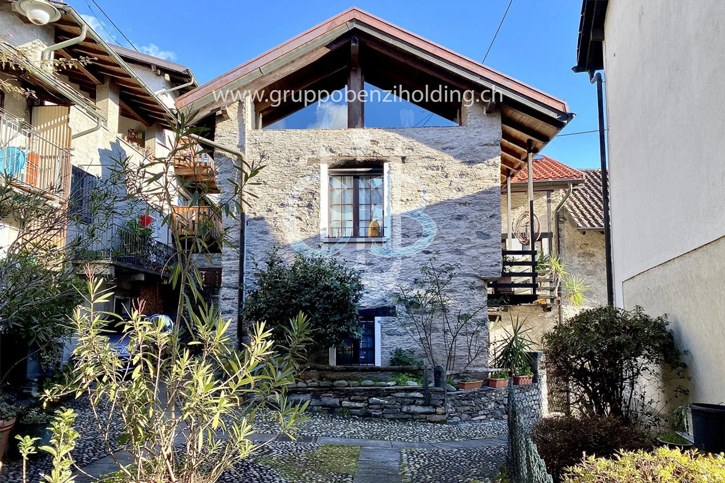 Bright charming house in Gordola in a residential context. - Photo 3 of 19