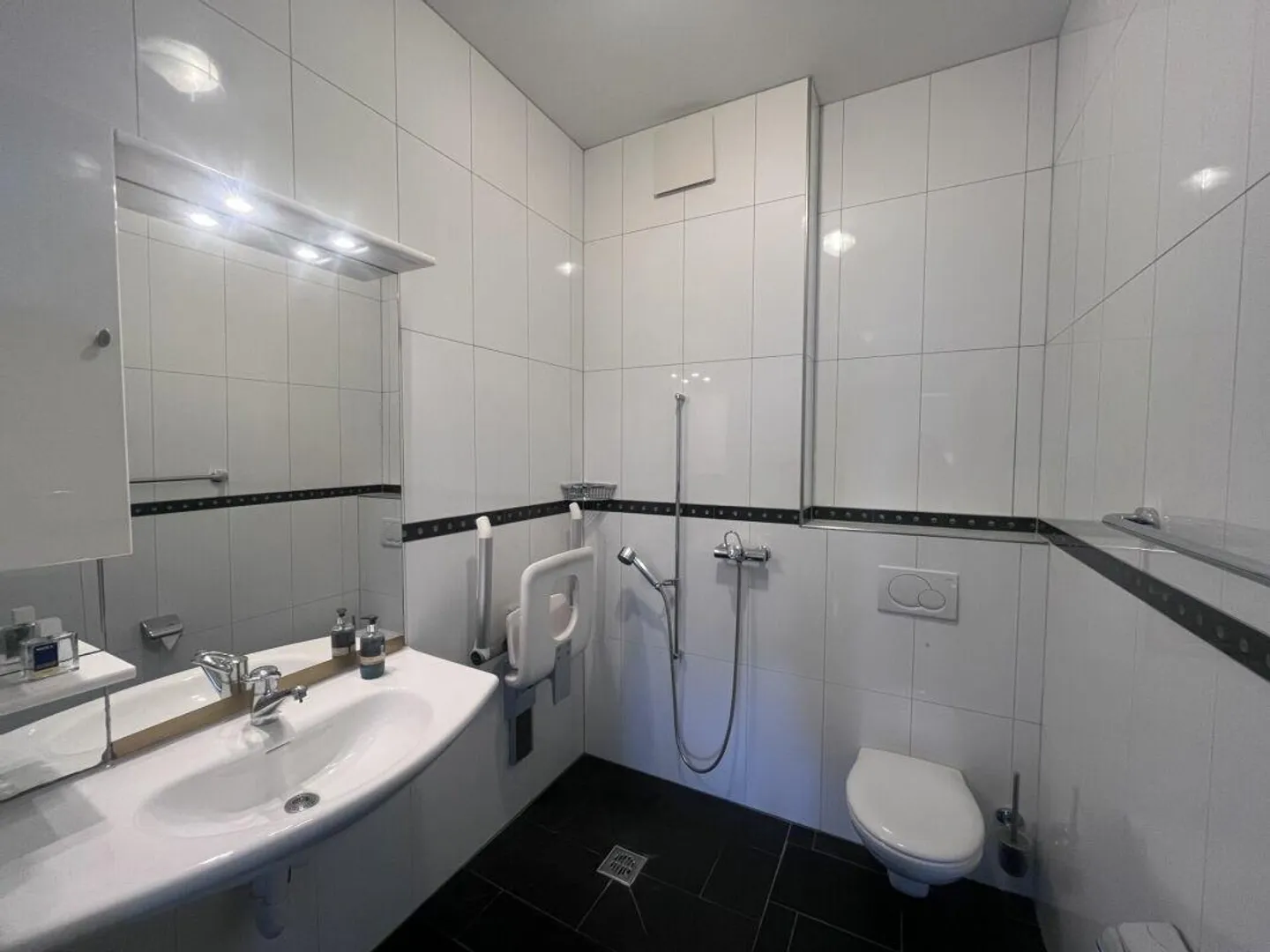 Noble Garden Apartment Fully Automated - Photo 10 of 16