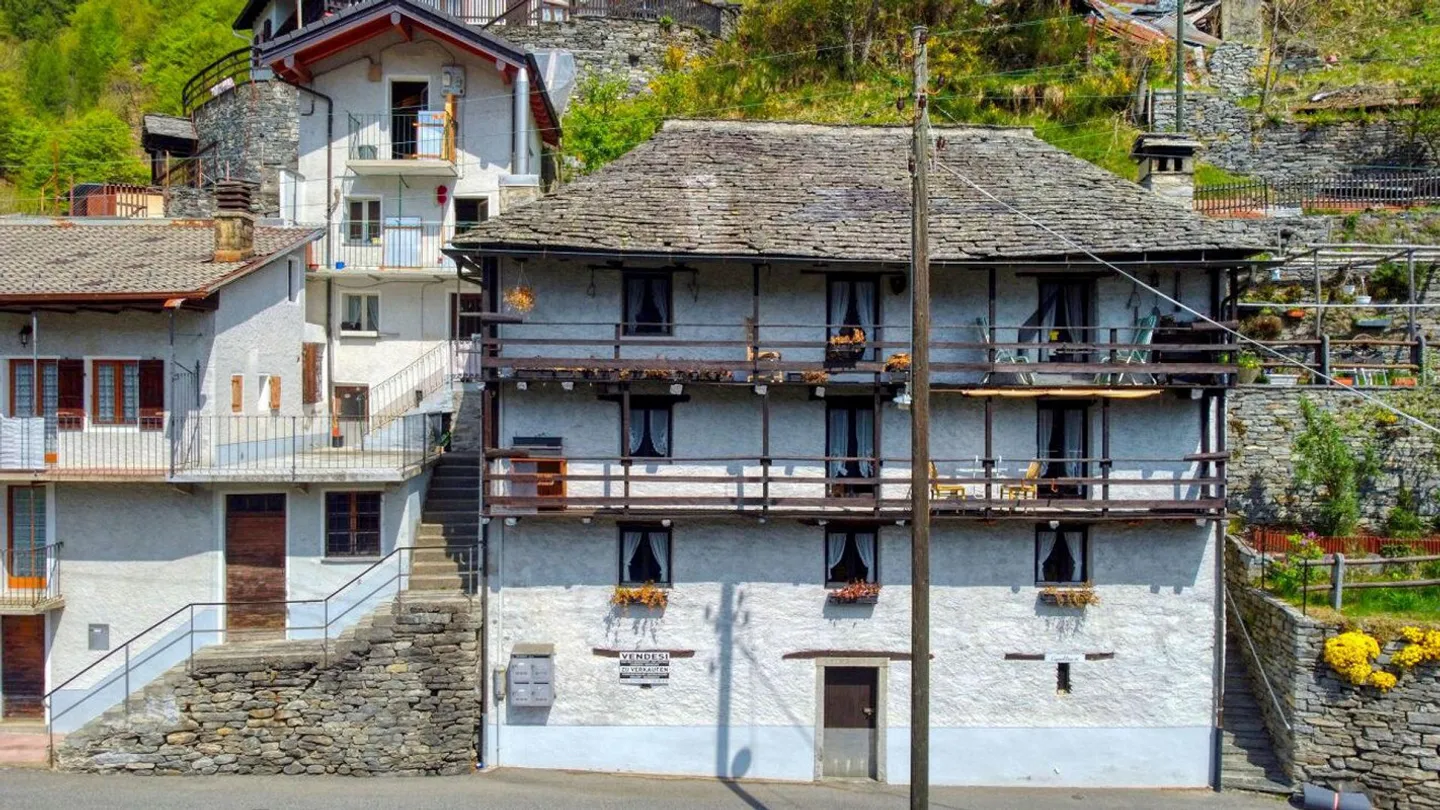 Casa rinnovata con 3 appartamenti di 3 ½ locali,  con terreno | Renovierte Haus mit Drei 3 ½ Zimmer Wohnungen  mit Bauland - Foto 1 di 7