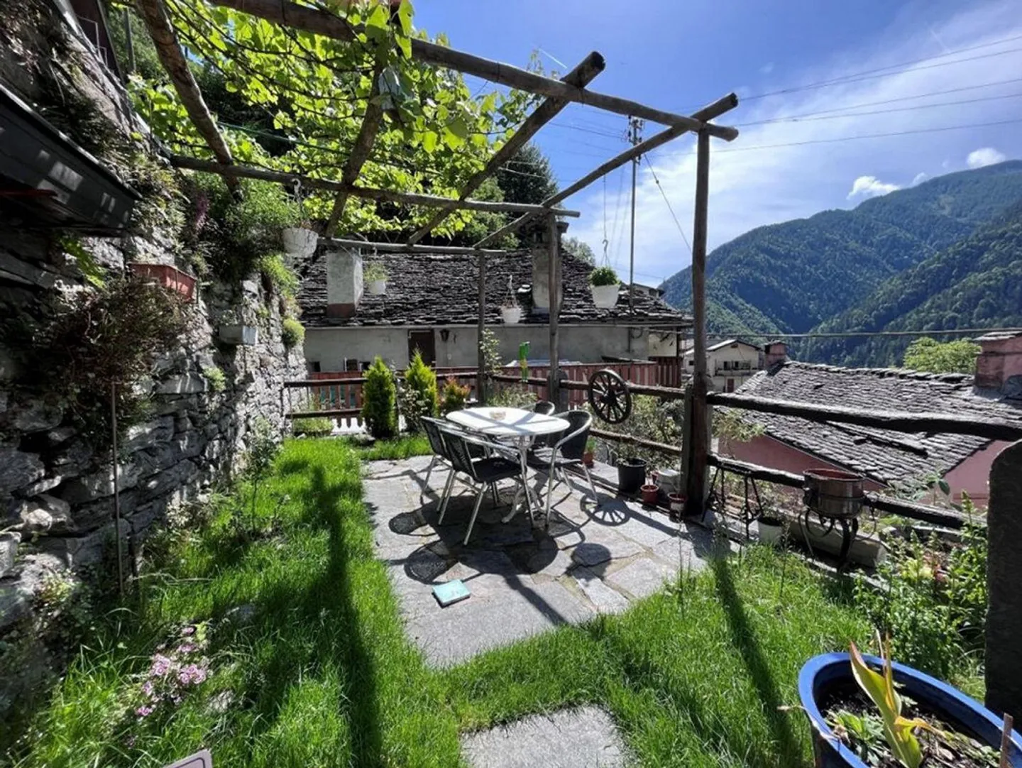 Casa rinnovata con 3 appartamenti di 3 ½ locali,  con terreno | Renovierte Haus mit Drei 3 ½ Zimmer Wohnungen  mit Bauland - Foto 6 di 7