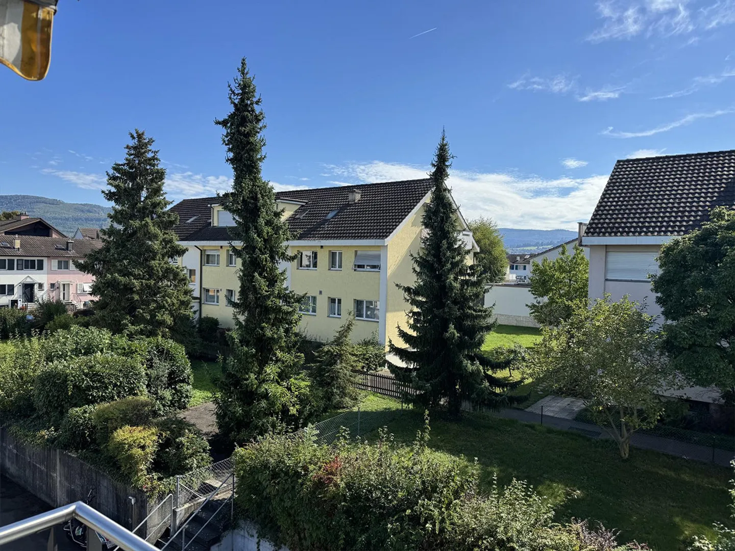 Bel appartement avec grand balcon dans une rue latérale calme - Photo 2 sur 10