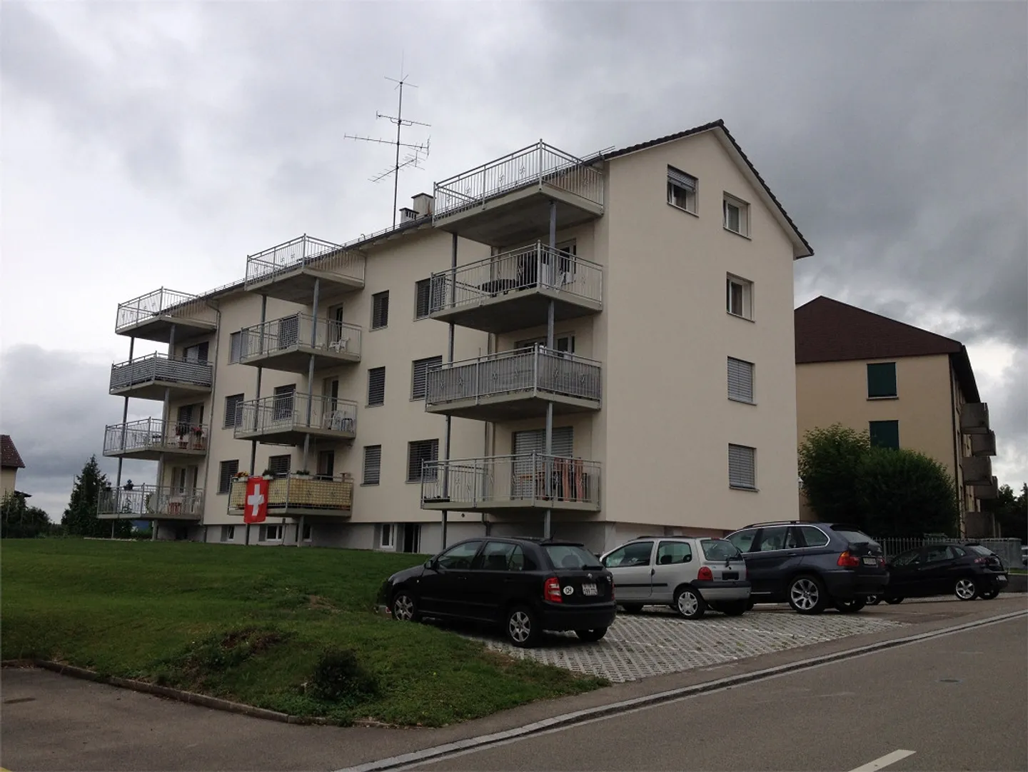 2.5 - Zimmer-Dachwohnung mit grossem Balkon - Foto 1 von 4