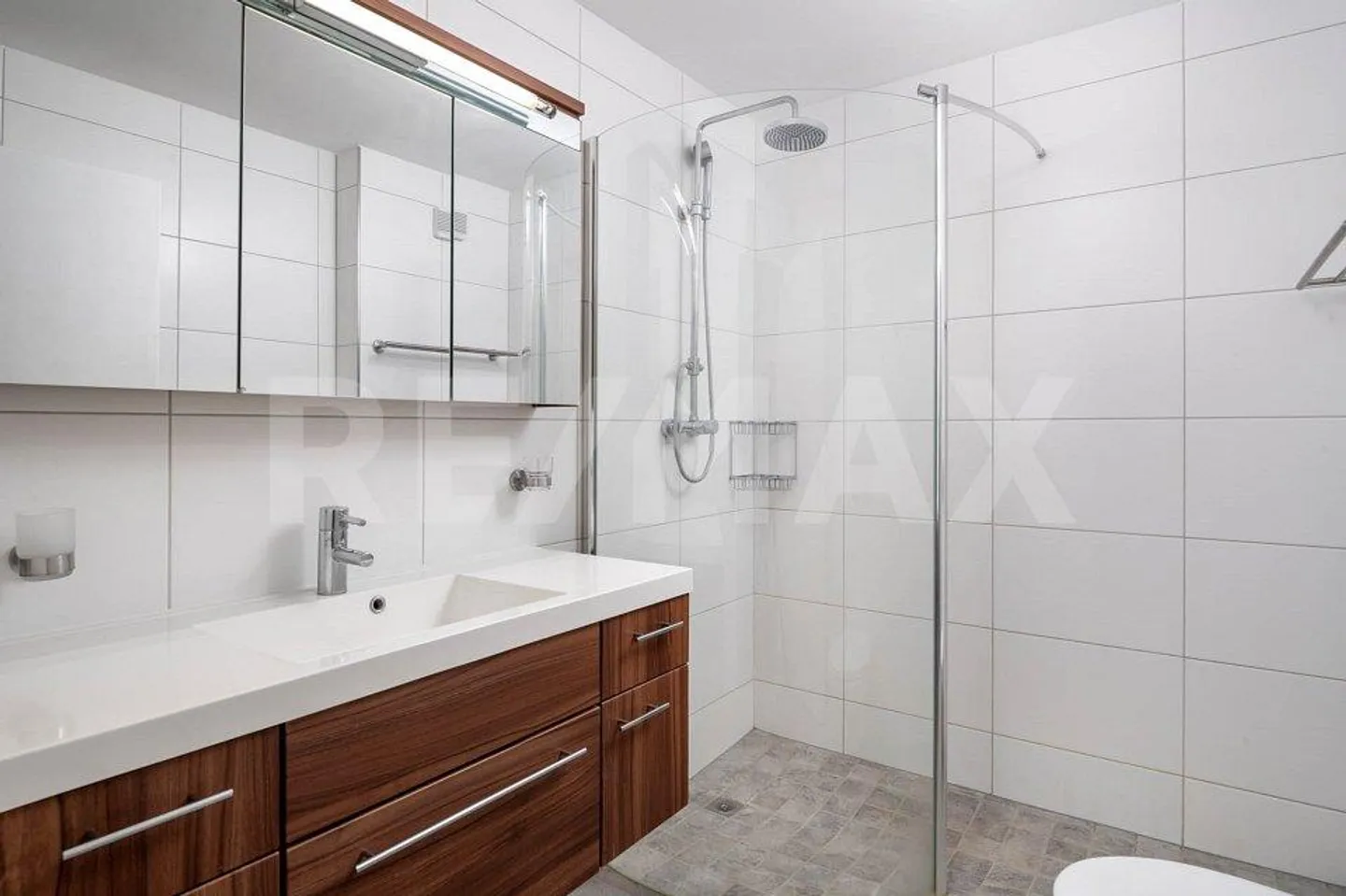 Vivere in modo intelligente in una casa a schiera centrale: Spazio per la famiglia e due auto a Remetschwil - Foto 8 di 13