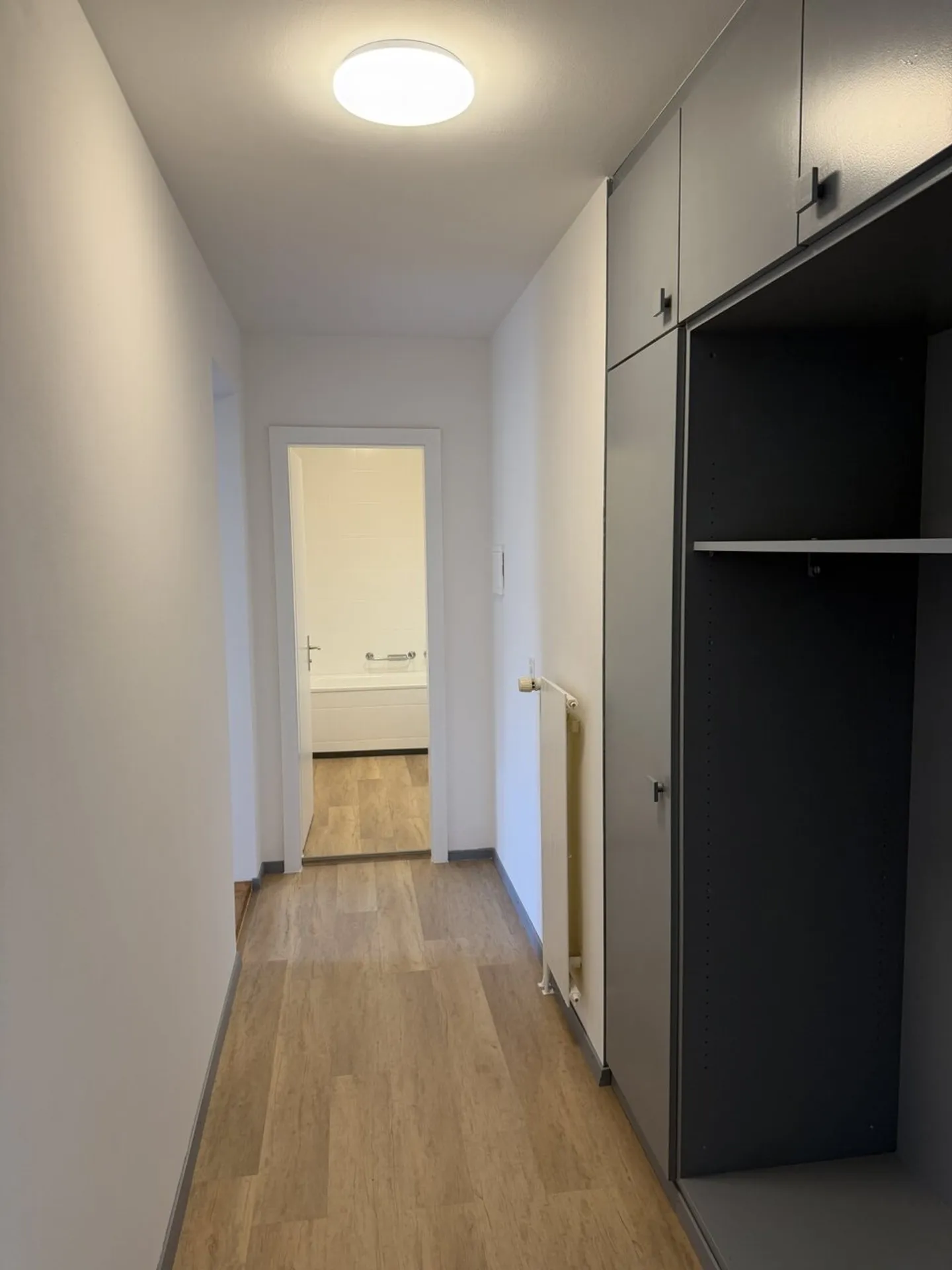 Charming 2.5 Room Apartment on the 4th Floor Renovated - Photo 3 of 6