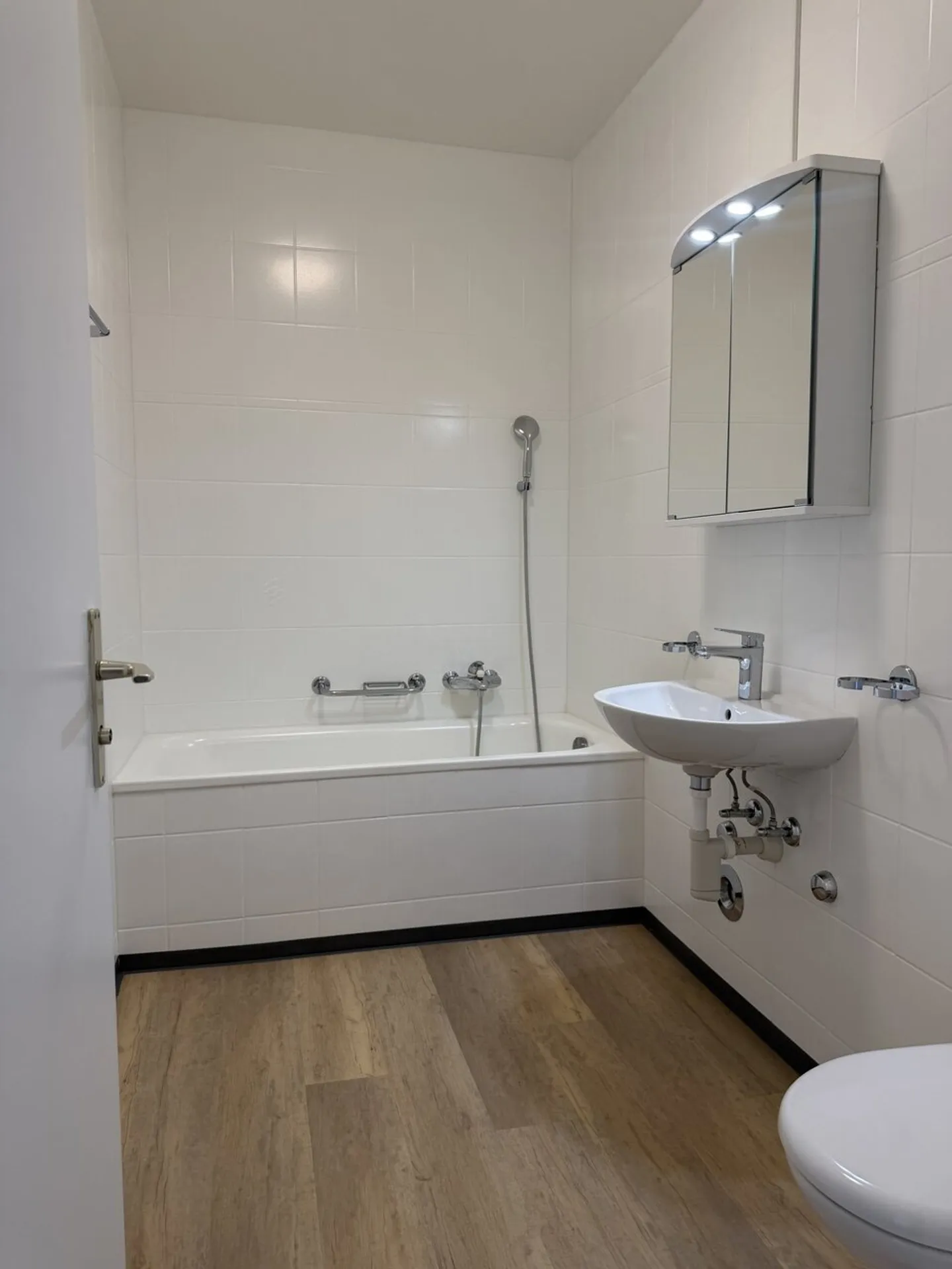 Charming 2.5 Room Apartment on the 4th Floor Renovated - Photo 4 of 6