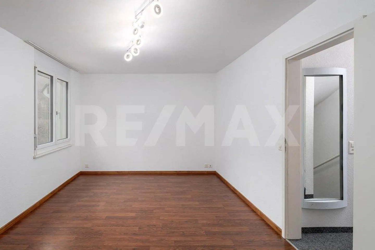 Vivere in modo intelligente in una casa a schiera centrale: Spazio per la famiglia e due auto a Remetschwil - Foto 7 di 13