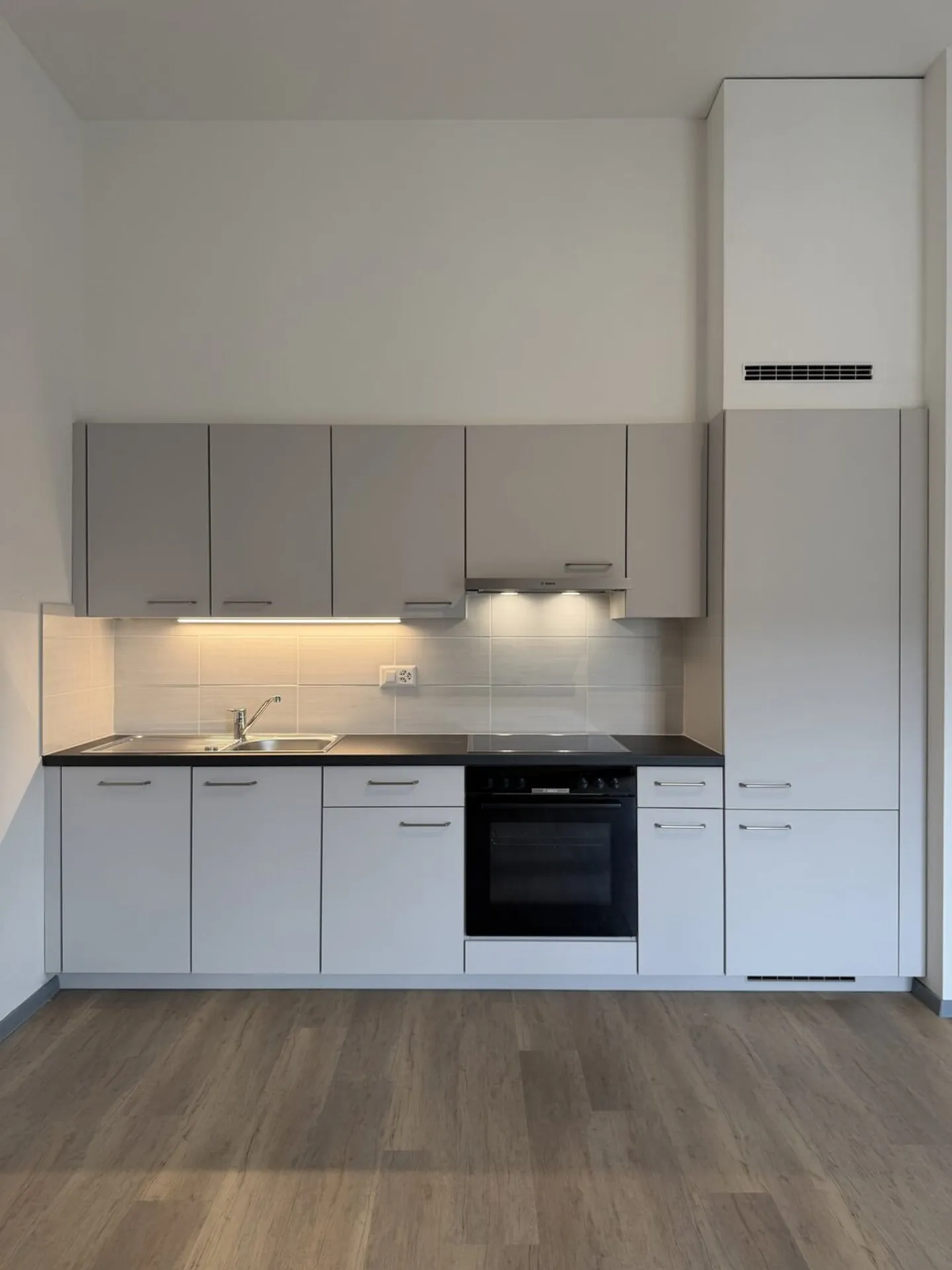 Charming 2.5 Room Apartment on the 4th Floor Renovated - Photo 2 of 6