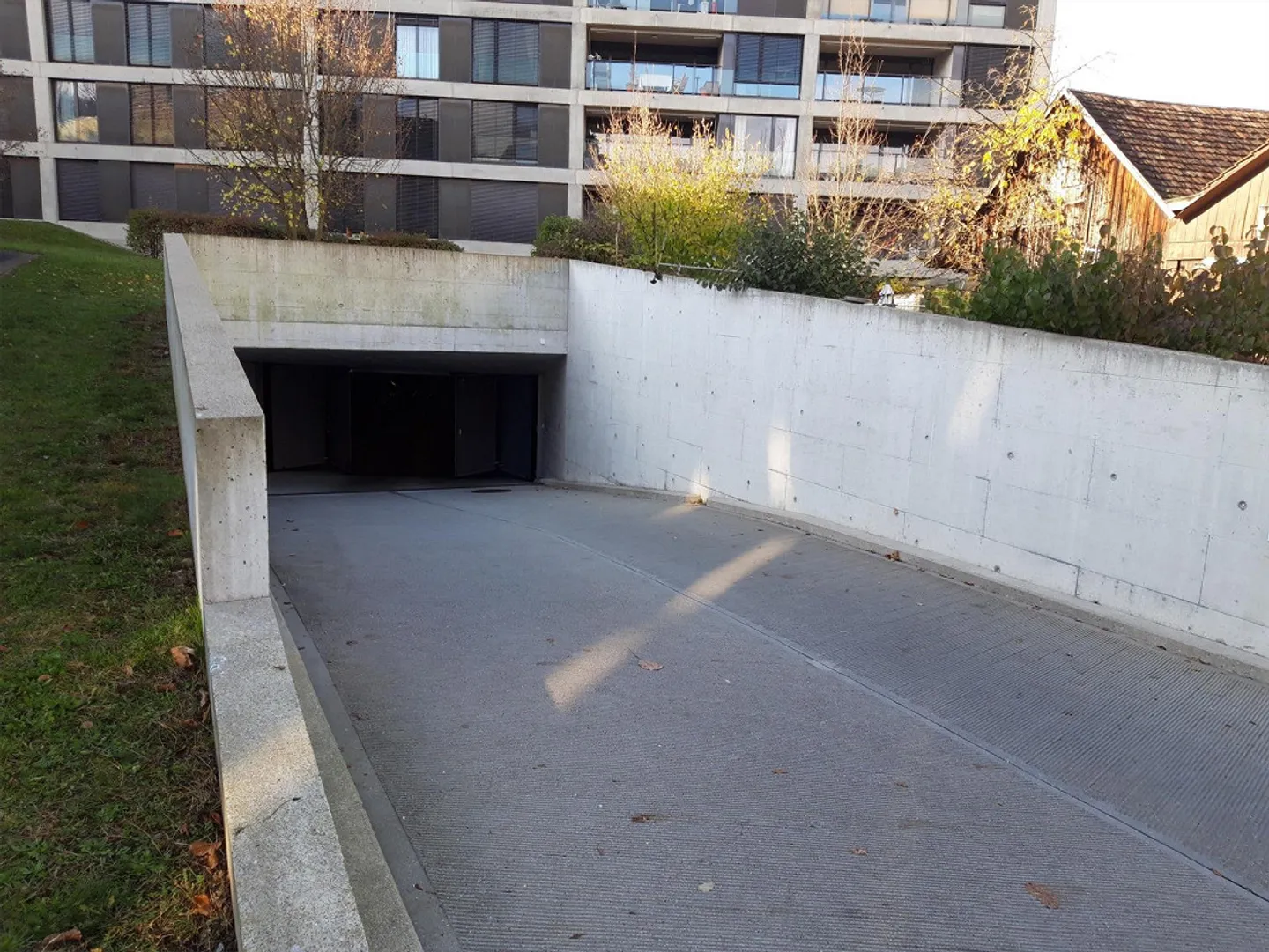 Motorradparkplatz in Zürich Seebach - Foto 2 von 2