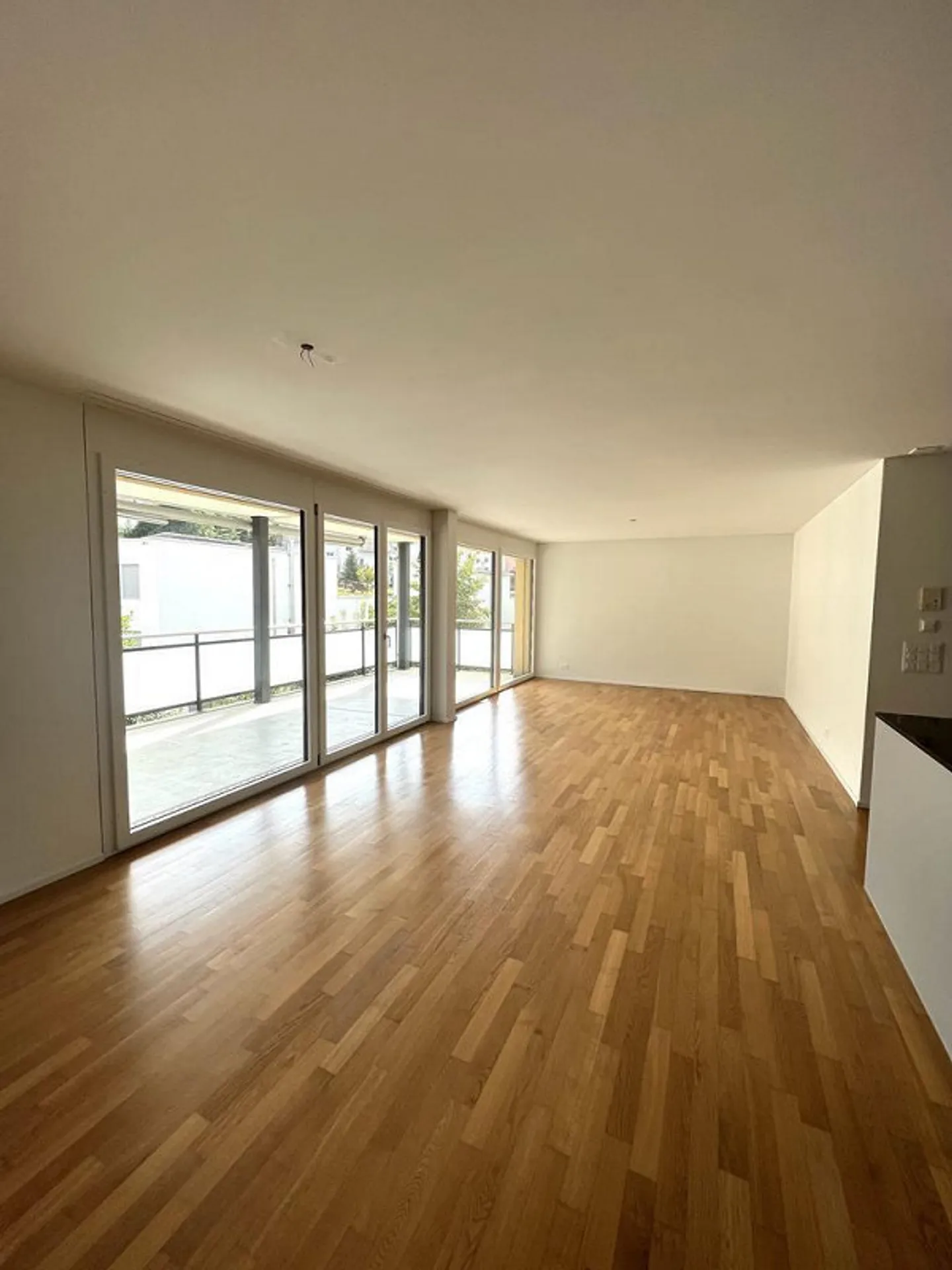 Moderne Wohnung mit grossem Balkon - Foto 2 von 11