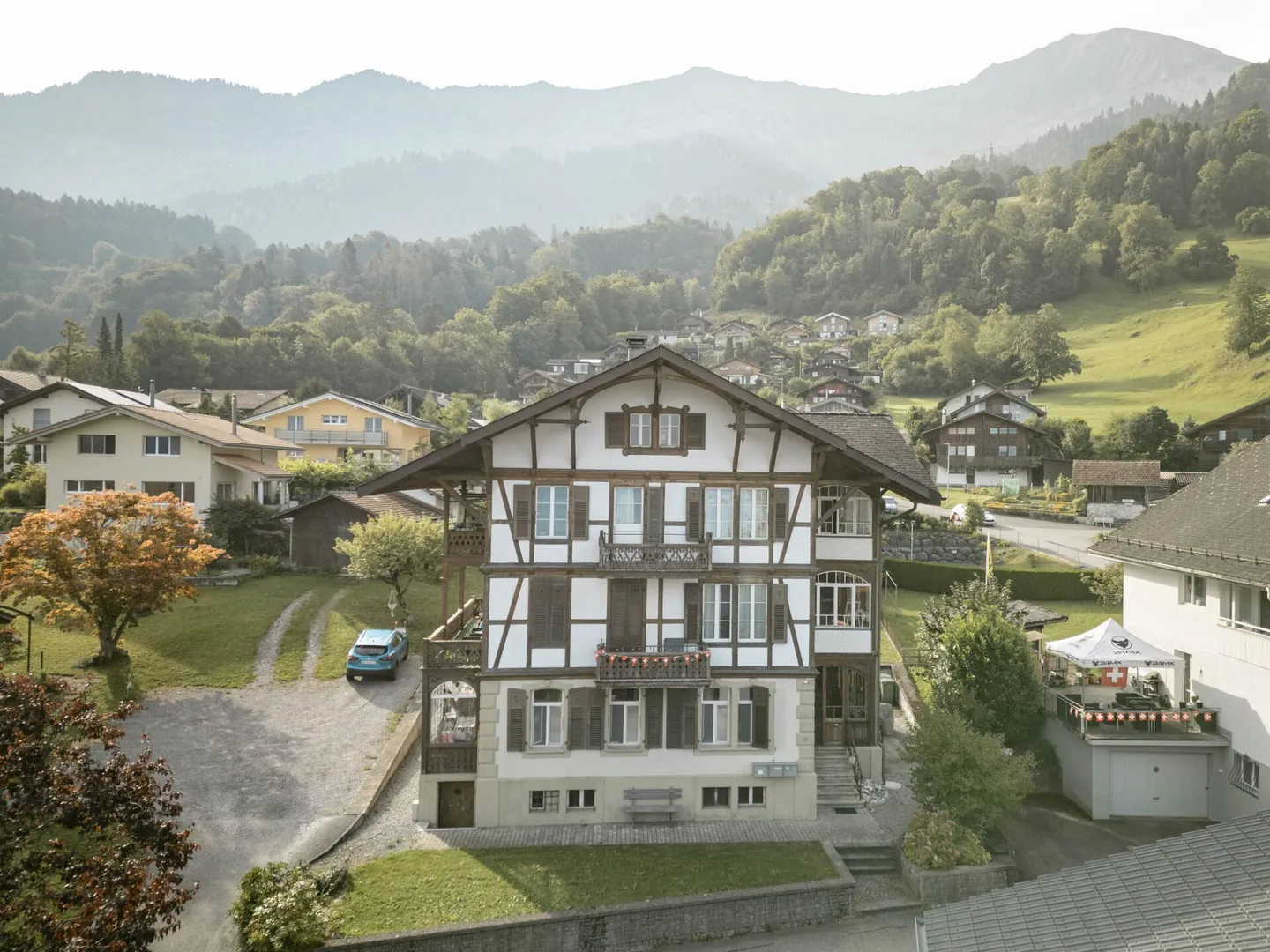 Casa Trifamiliare con Fascino Rurale Inclusa di Terreno Edificabile a Leissigen - Foto 1 di 39