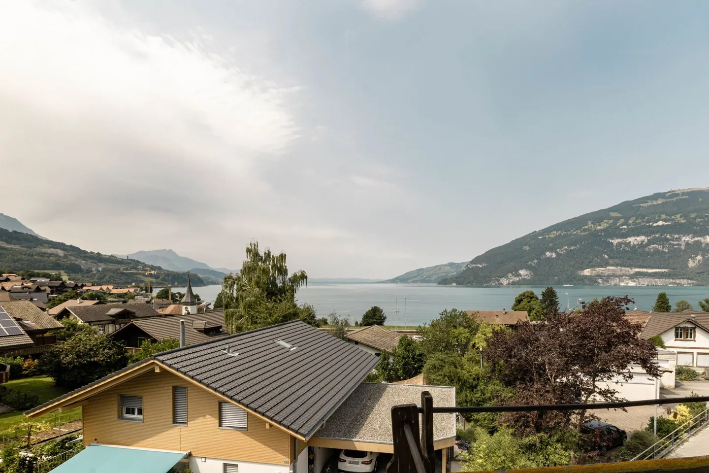 Casa Trifamiliare con Fascino Rurale Inclusa di Terreno Edificabile a Leissigen - Foto 2 di 39