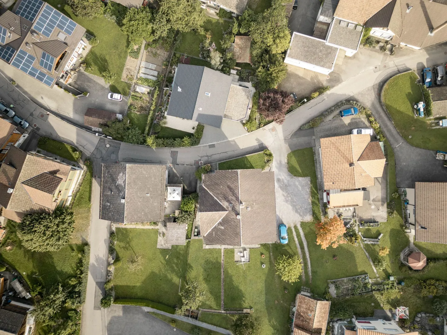 Casa Trifamiliare con Fascino Rurale Inclusa di Terreno Edificabile a Leissigen - Foto 3 di 39