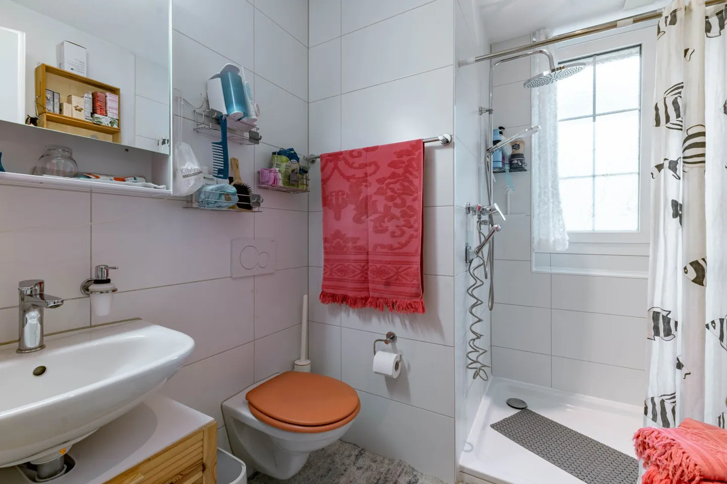 Casa Trifamiliare con Fascino Rurale Inclusa di Terreno Edificabile a Leissigen - Foto 11 di 39