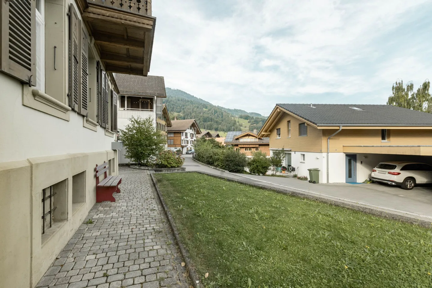 Casa Trifamiliare con Fascino Rurale Inclusa di Terreno Edificabile a Leissigen - Foto 12 di 39