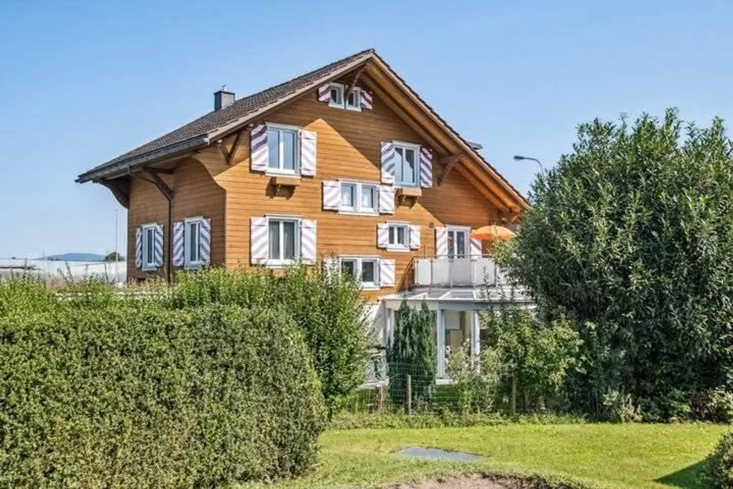 MAISON INDIVIDUELLE RUSTIQUE OU GRAND POTENTIEL EN TANT QUE TERRAIN À BÂTIR - Photo 1 sur 7