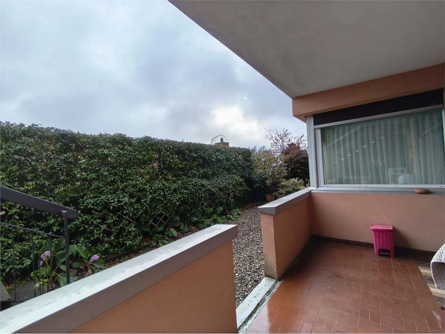 Bright 2.5-room apartment with large exclusive outdoor area and parking space - Photo 4 of 9