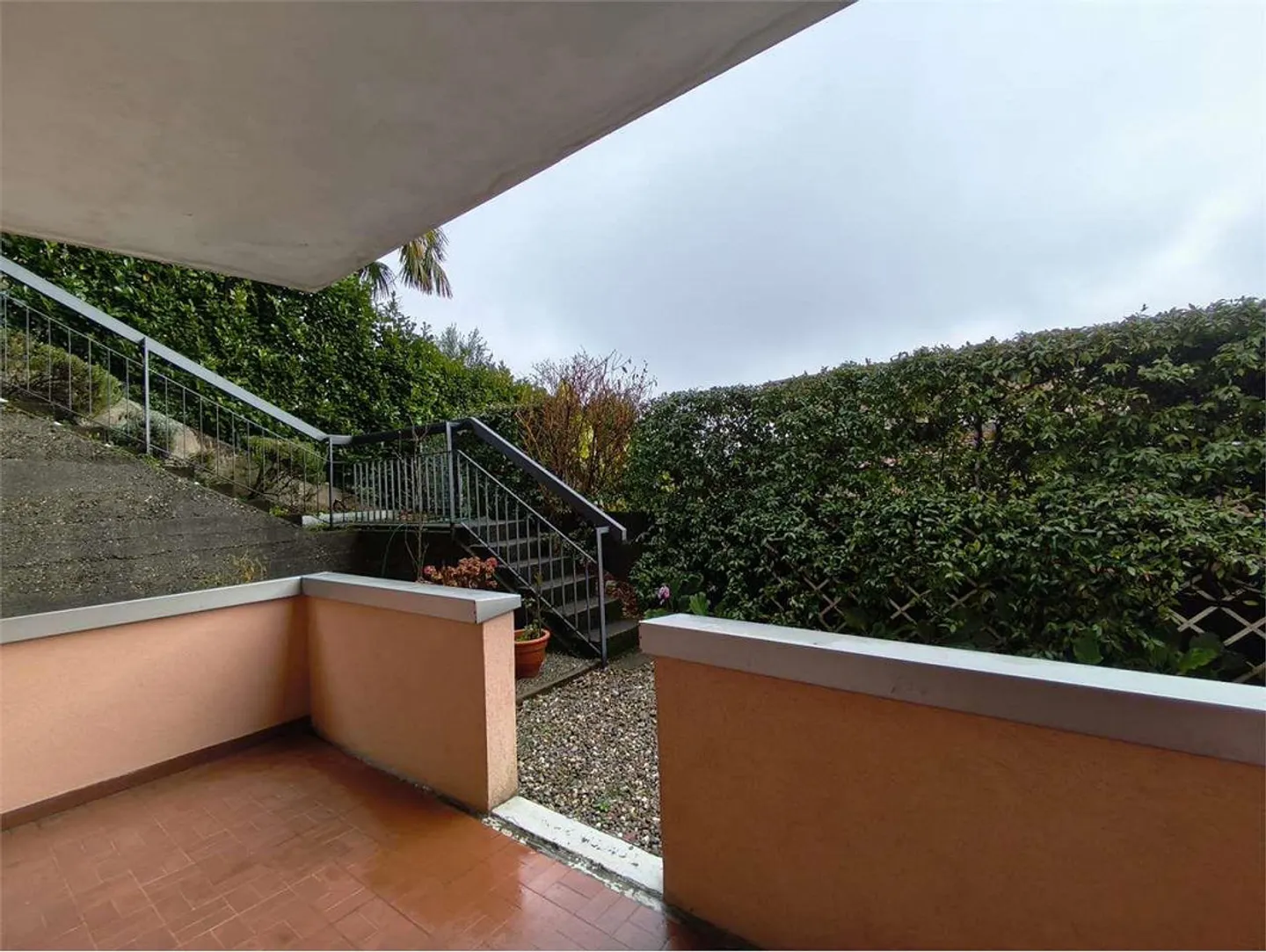 Bright 2.5-room apartment with large exclusive outdoor area and parking space - Photo 7 of 9