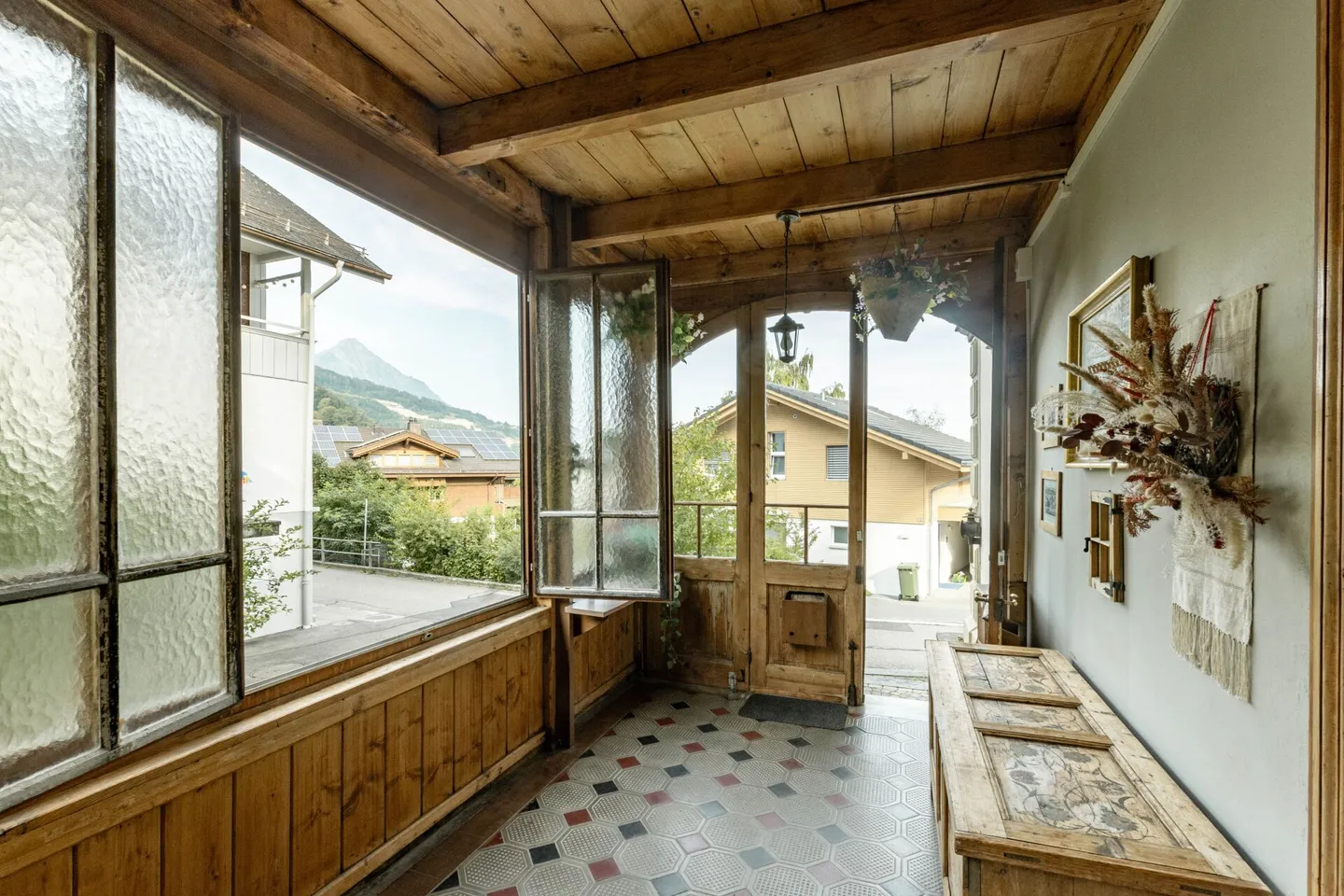 Casa Trifamiliare con Fascino Rurale Inclusa di Terreno Edificabile a Leissigen - Foto 14 di 39